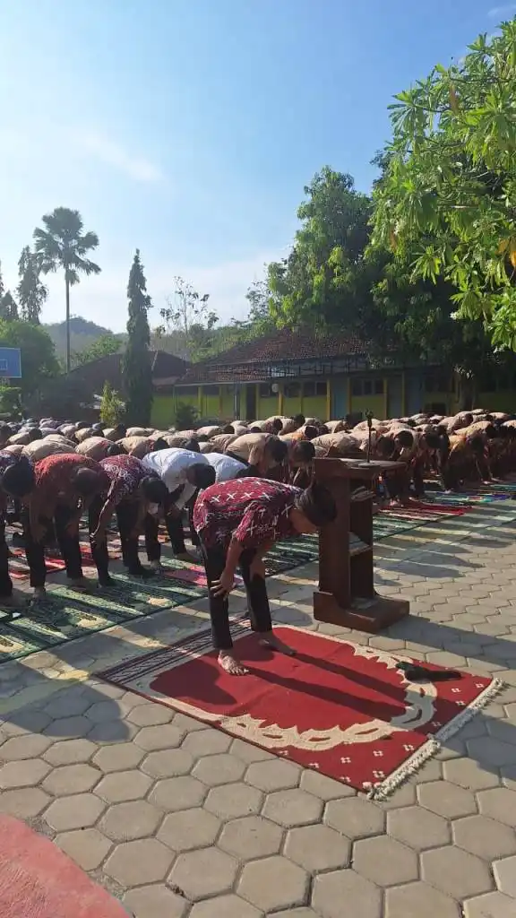 Siswa dan Guru SMPN 2 Giritontro Berdoa Memohon Hujan di Tengah Kekeringan Wonogiri Siswa dan Guru SMPN 2 Giritontro Berdoa Memohon Hujan di Tengah Kekeringan Wonogiri
