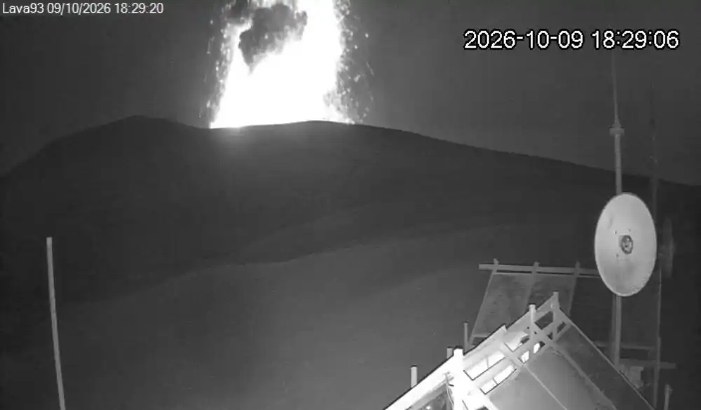 Erupsi Gunung Anak Krakatau Terjadi di Selat Sunda pada Jumat Sore Erupsi Gunung Anak Krakatau Terjadi di Selat Sunda pada Jumat Sore