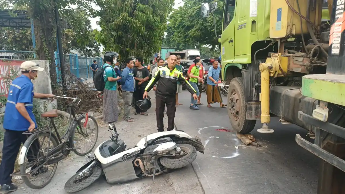 Perempuan Asal Jombang Mengalami Kecelakaan Saat Naik ke Jalan Raya di Sidoarjo Perempuan Asal Jombang Mengalami Kecelakaan Saat Naik ke Jalan Raya di Sidoarjo