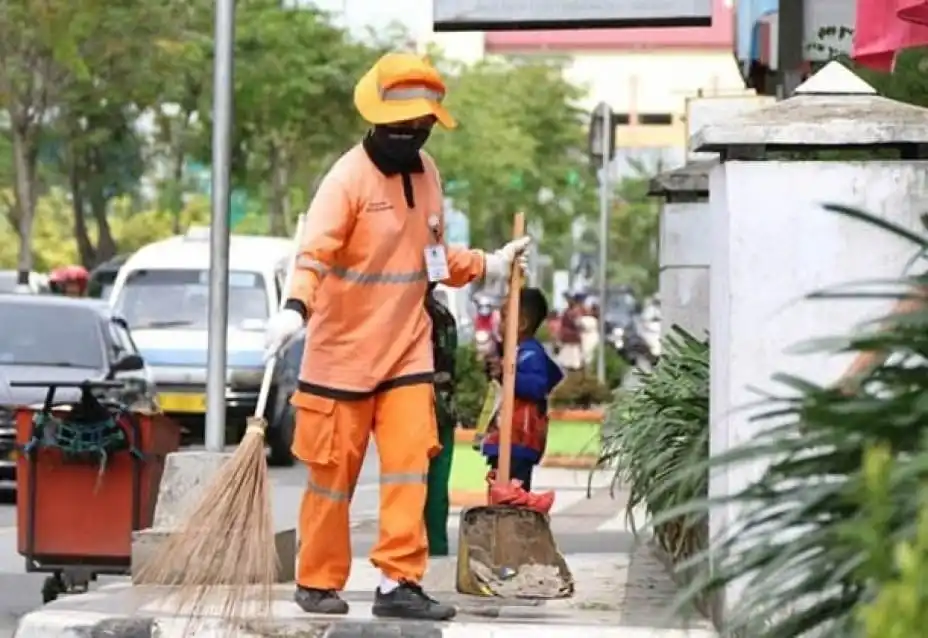 Ia didakwa lalai mengemudikan kendaraan hingga menyebabkan petugas kebersihan bernama Dewi Fitriani meninggal dunia Ia didakwa lalai mengemudikan kendaraan hingga menyebabkan petugas kebersihan bernama Dewi Fitriani meninggal dunia