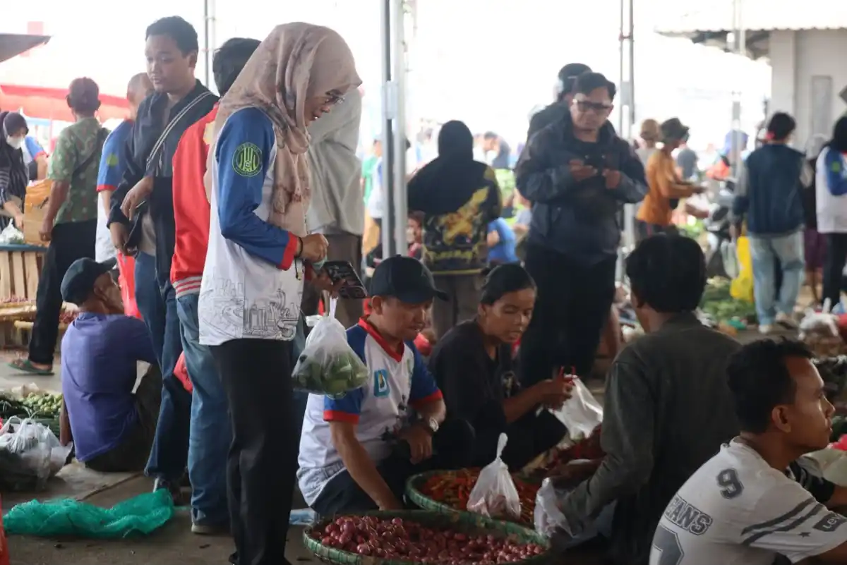 ASN Pemkot Bekasi Ramaikan Gerakan Belanja di Pasar Baru