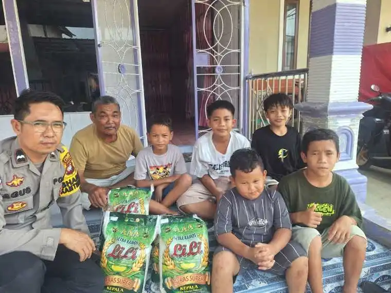 Bhabinkamtibmas Polsek Ngabang Salurkan Bantuan Beras bagi Anak Yatim di Dusun Tanjung Bhabinkamtibmas Polsek Ngabang Salurkan Bantuan Beras bagi Anak Yatim di Dusun Tanjung