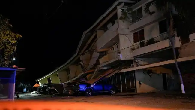 Potret Hotel Ambruk-Kantor Gubernur Roboh Usai Diguncang Gempa M 7,7 Potret Hotel Ambruk-Kantor Gubernur Roboh Usai Diguncang Gempa M 7,7