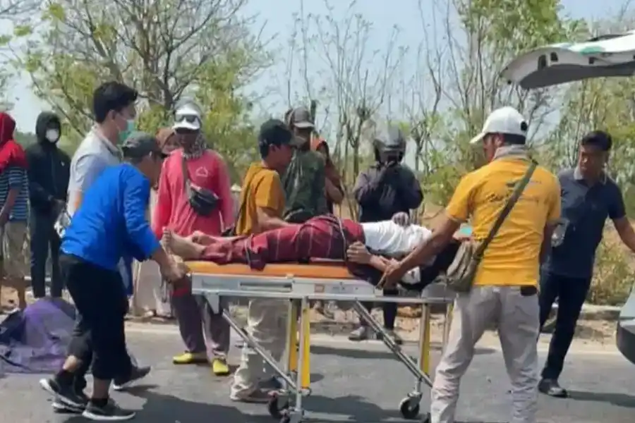 Pembonceng Scoopy Meninggal dalam Tabrakan dengan L300 di JLS Makboel Sampang Pembonceng Scoopy Meninggal dalam Tabrakan dengan L300 di JLS Makboel Sampang