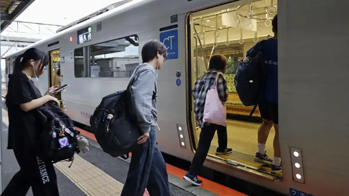 Layanan Kereta di Kumamoto Pulih Setelah 74 Hari Terhenti akibat Gempa Layanan Kereta di Kumamoto Pulih Setelah 74 Hari Terhenti akibat Gempa