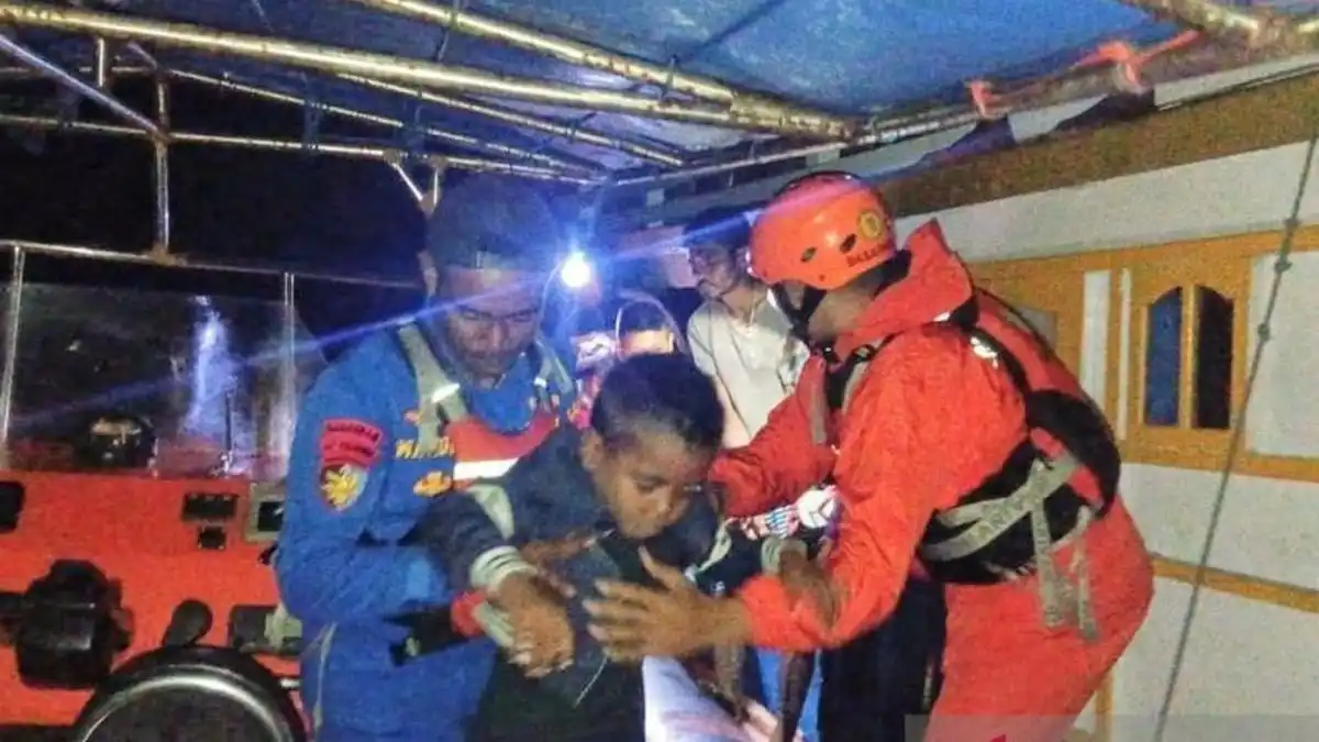 27 Penumpang Kapal Kayu Dievakuasi Setelah Terombang-ambing di Laut Aru 27 Penumpang Kapal Kayu Dievakuasi Setelah Terombang-ambing di Laut Aru