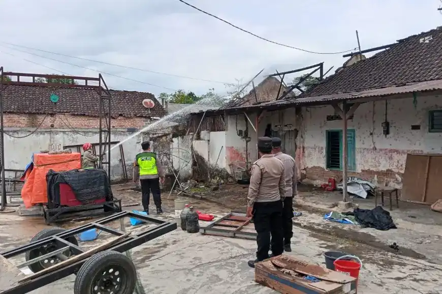 Gudang Rumah Warga di Talun Blitar Terbakar, Korsleting Listrik Diduga Jadi Pemicu