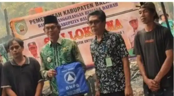 Wakil Bupati Balangan Tinjau Kebakaran dan Salurkan Bantuan bagi Warga Baruh Panyambaran