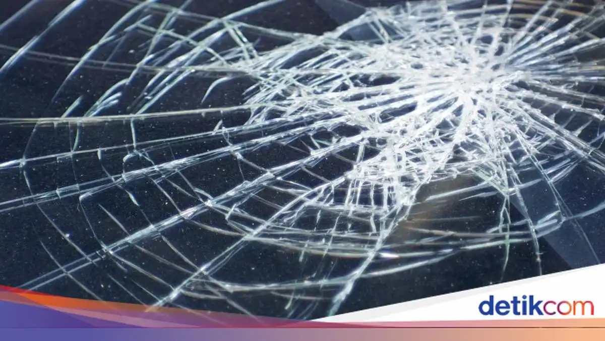 Akibat kejadian tersebut, kedua pelajar meninggal dunia di tempat kejadian perkara (TKP) Akibat kejadian tersebut, kedua pelajar meninggal dunia di tempat kejadian perkara (TKP)