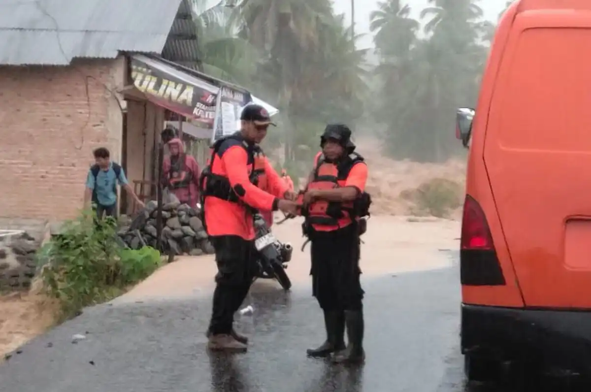 Banjir Luapan Sungai Rendam Permukiman Warga di Kampung Apa, Evakuasi Dilakukan