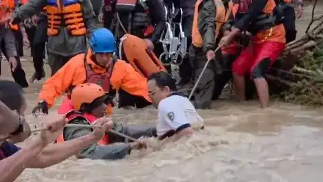 Ratusan Warga Diselamatkan dari Banjir di Padang, Petugas Siagakan 200 Personel Ratusan Warga Diselamatkan dari Banjir di Padang, Petugas Siagakan 200 Personel