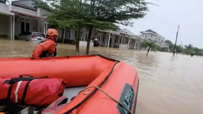 Banjir Bandang Rendam Dua Kecamatan di Padang, Evakuasi Warga Diprioritaskan Banjir Bandang Rendam Dua Kecamatan di Padang, Evakuasi Warga Diprioritaskan