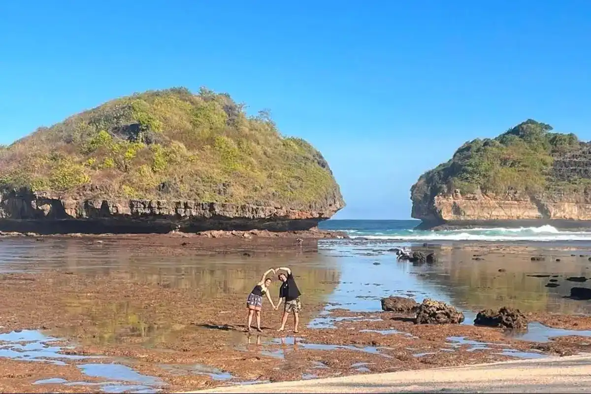 Pantai Ngalian Pacitan, Ruang Hening di Balik Pesona Pesisir Pringkuku Pantai Ngalian Pacitan, Ruang Hening di Balik Pesona Pesisir Pringkuku
