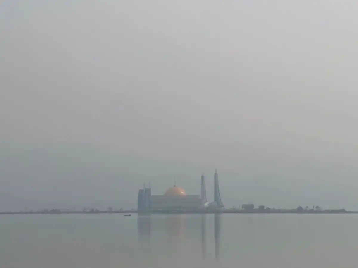 Asap Tipis di Kendari Dipengaruhi Kebakaran Lahan di Sejumlah Wilayah Sultra Asap Tipis di Kendari Dipengaruhi Kebakaran Lahan di Sejumlah Wilayah Sultra