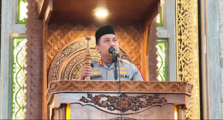 Kapolres Mempawah Sampaikan Pesan Kamtibmas dan Etika Bermedia Sosial dalam Khutbah Jumat Kapolres Mempawah Sampaikan Pesan Kamtibmas dan Etika Bermedia Sosial dalam Khutbah Jumat