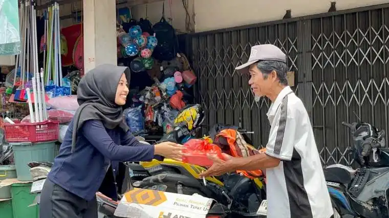 PGMI Unissas Salurkan Nasi Box untuk Buruh dan Juru Parkir di Pasar Sambas PGMI Unissas Salurkan Nasi Box untuk Buruh dan Juru Parkir di Pasar Sambas