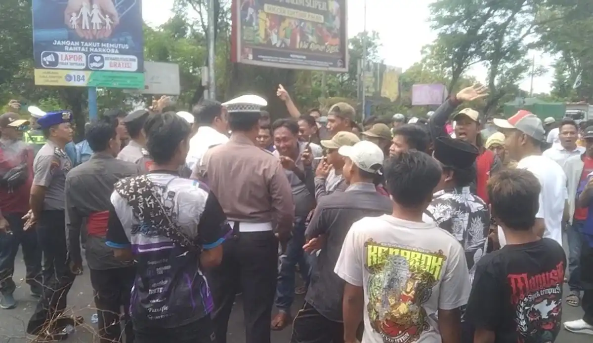 Ratusan Warga Alastlogo Blokade Jalur Pantura Pasuruan Selama Lebih dari Empat Jam Ratusan Warga Alastlogo Blokade Jalur Pantura Pasuruan Selama Lebih dari Empat Jam