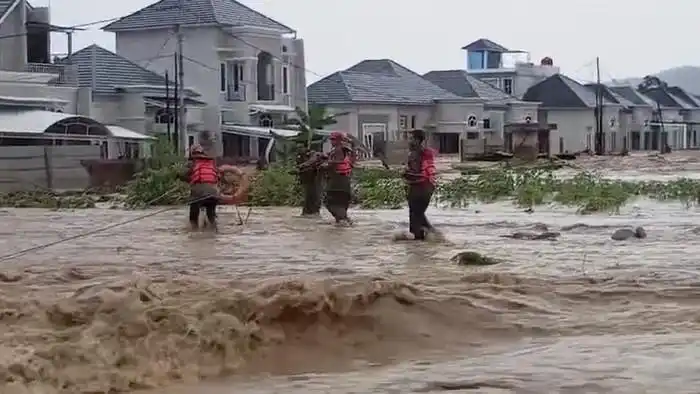 Banjir Hujan Lebat Rendam Dua Kecamatan di Padang, Warga Terjebak Dievakuasi