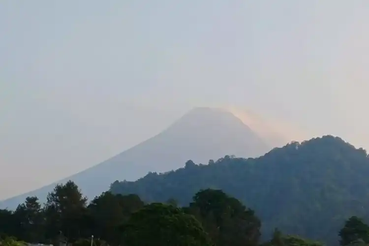 Laporan Pemantauan Merapi: Tiga Guguran Lava Mengarah ke Kali Krasak Laporan Pemantauan Merapi: Tiga Guguran Lava Mengarah ke Kali Krasak