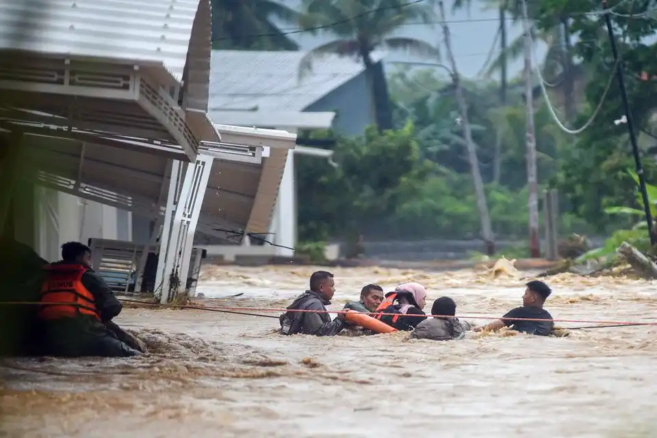 Tim saling bahu-membahu di lapangan demi menyelamatkan warga dari bencana banjir yang terjadi, sehingga tidak menimbulkan korban jiwa