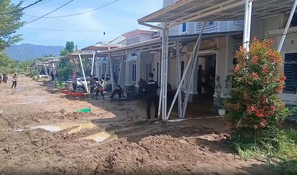 Warga Lubuk Minturun Bersihkan Rumah dari Sisa Lumpur Banjir Bandang