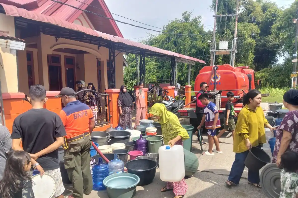 BPBD Padang Distribusikan 9.000 Liter Air Bersih ke Dua Lokasi Banjir