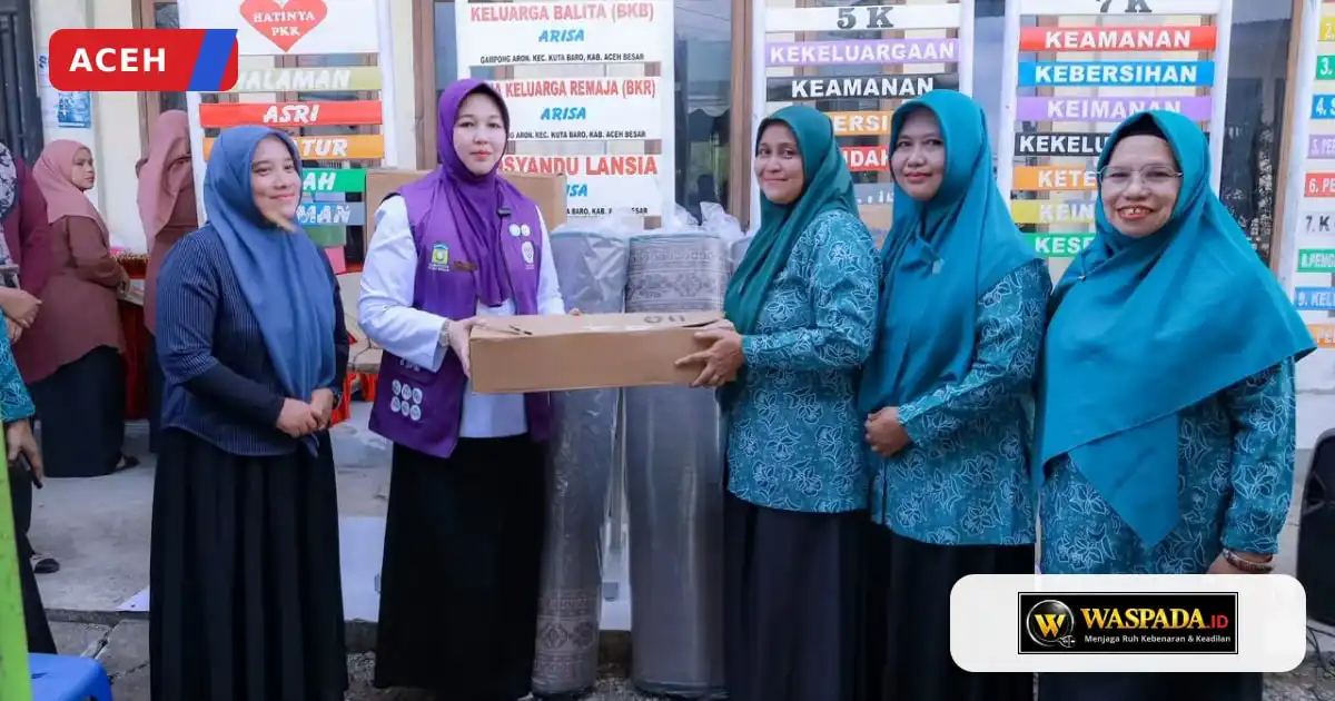 Ketua TP PKK Aceh Besar Serahkan Bantuan Saat Mengunjungi Gampong Aron Ketua TP PKK Aceh Besar Serahkan Bantuan Saat Mengunjungi Gampong Aron