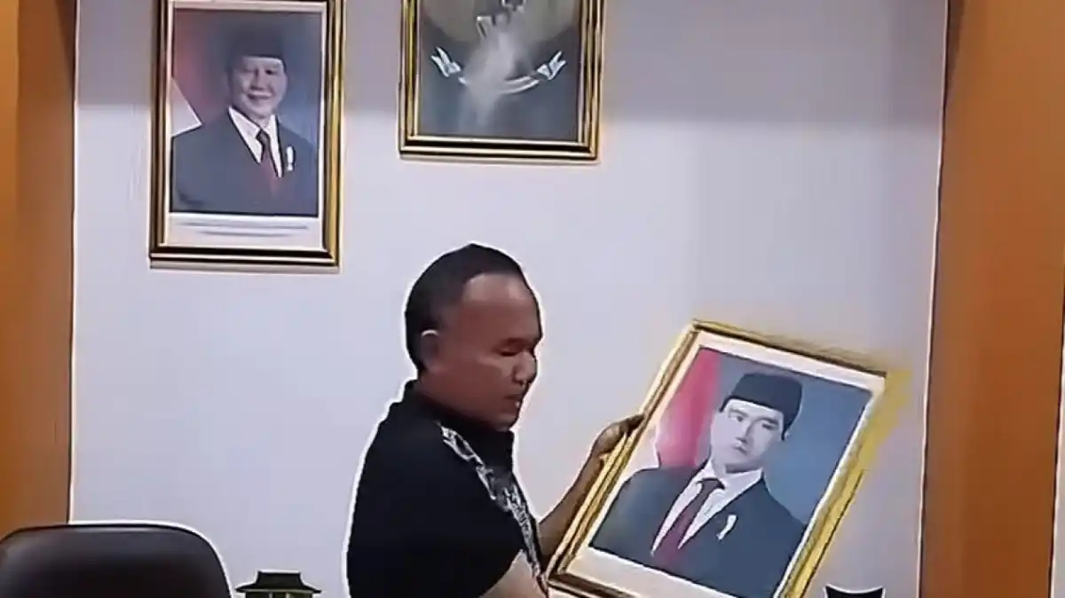 Wakil Ketua DPRD Sukabumi Turunkan Foto Gibran, Sikap Politik Usai Putusan MK Wakil Ketua DPRD Sukabumi Turunkan Foto Gibran, Sikap Politik Usai Putusan MK
