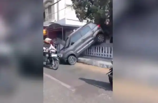 Mobil Kakek 83 Tahun Berakhir di Pagar Rumah Warga Jombang Mobil Kakek 83 Tahun Berakhir di Pagar Rumah Warga Jombang