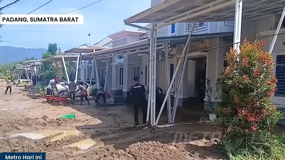 Banjir Bandang Rendam Permukiman Lubuk Minturun, Warga Soroti EWS yang Tak Berfungsi Banjir Bandang Rendam Permukiman Lubuk Minturun, Warga Soroti EWS yang Tak Berfungsi