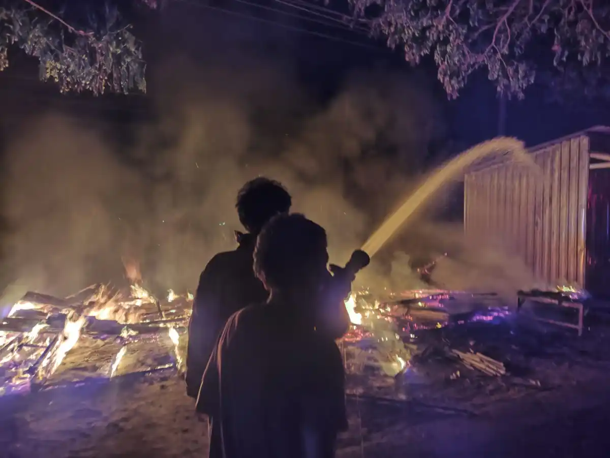 Warung di Area Persawahan Ujungpangkah Gresik Terbakar pada Dini Hari Warung di Area Persawahan Ujungpangkah Gresik Terbakar pada Dini Hari