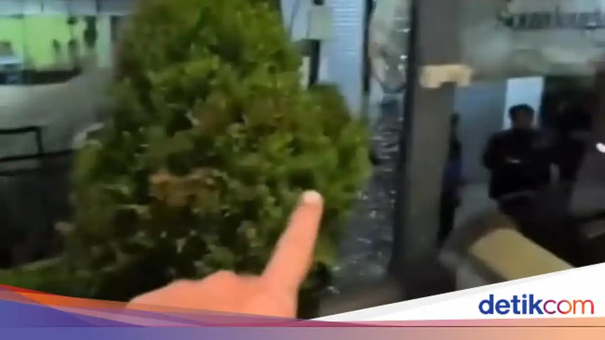 Kronologi Penyerangan Bus Persib U-18 di Rest Area Tol Batang Kronologi Penyerangan Bus Persib U-18 di Rest Area Tol Batang