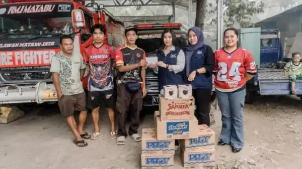 Winda Sari Salurkan Bantuan untuk Relawan Pemadam Karhutla di Barito Timur