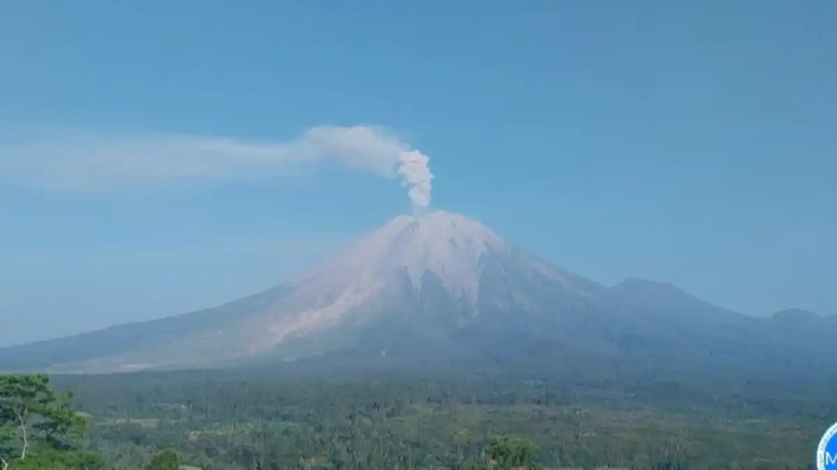 Tiga Kali Erupsi, Gunung Semeru Semburkan Abu hingga 900 Meter