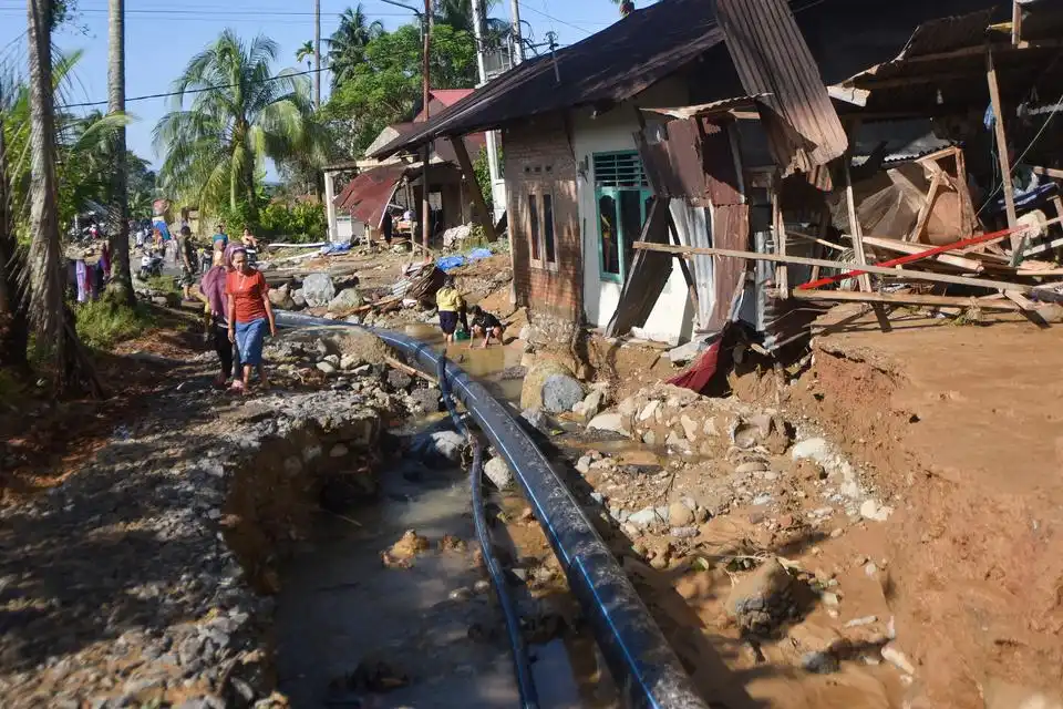 Banjir Bandang di Padang Merendam Rumah dan Memutus Akses Warga