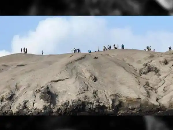 Puluhan Wisatawan Masuk Kawasan Terlarang Gunung Anak Krakatau demi Foto dan Video Puluhan Wisatawan Masuk Kawasan Terlarang Gunung Anak Krakatau demi Foto dan Video