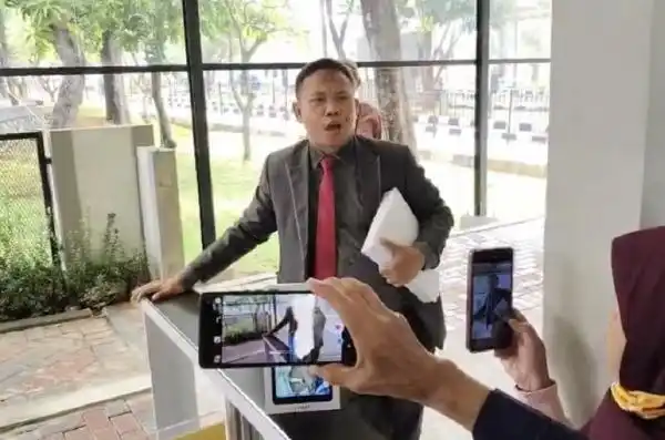 Rombongan Ahmad Khozinudin Sempat Tertahan Saat Hendak Sampaikan Desakan Pemakzulan Gibran di DPR