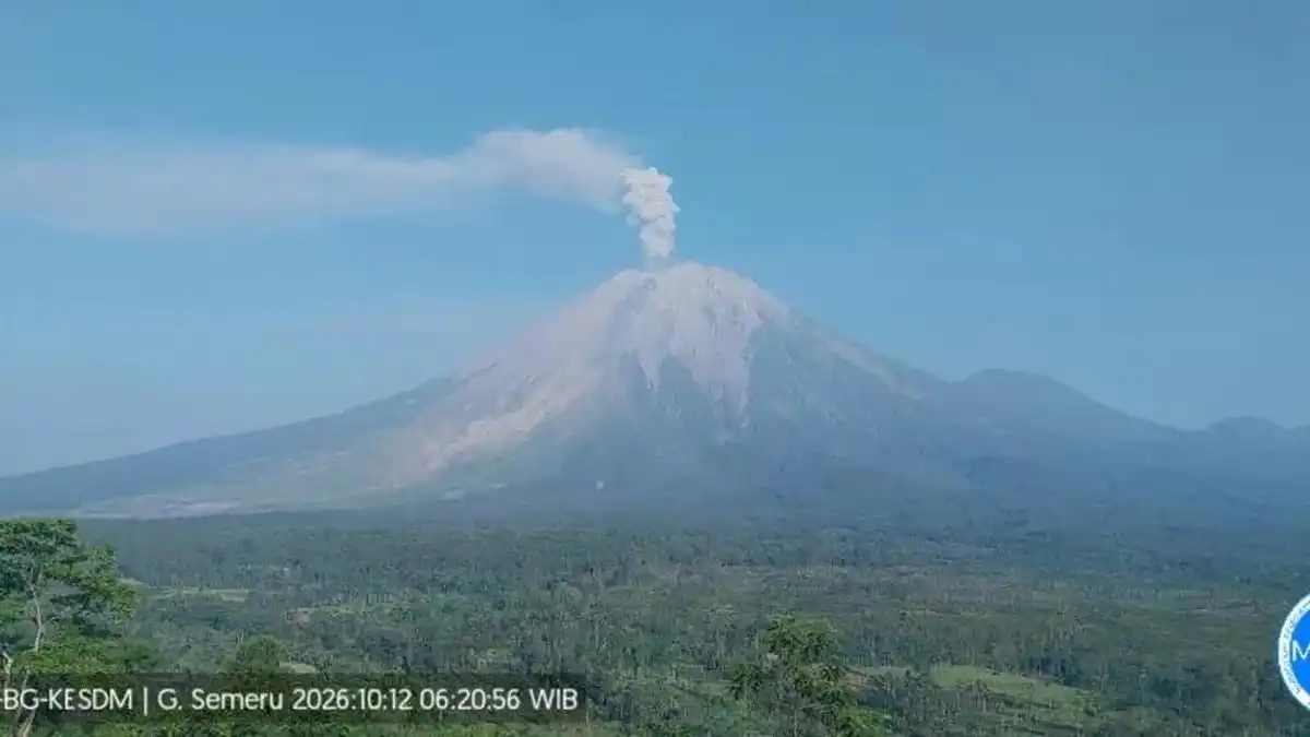 Aktivitas Semeru Meningkat, Tiga Erupsi Tercatat hingga Kolom Abu 900 Meter