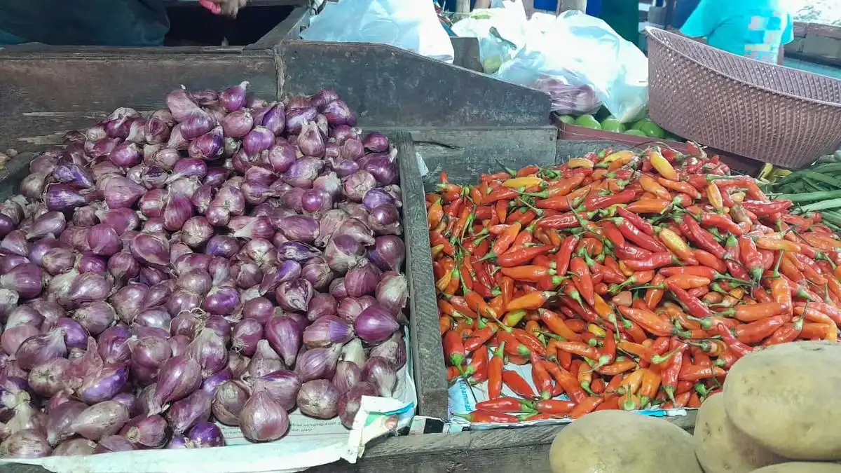 Harga Cabai dan Sayuran Melonjak, Belanja Warga di Pasar Senen Menyusut