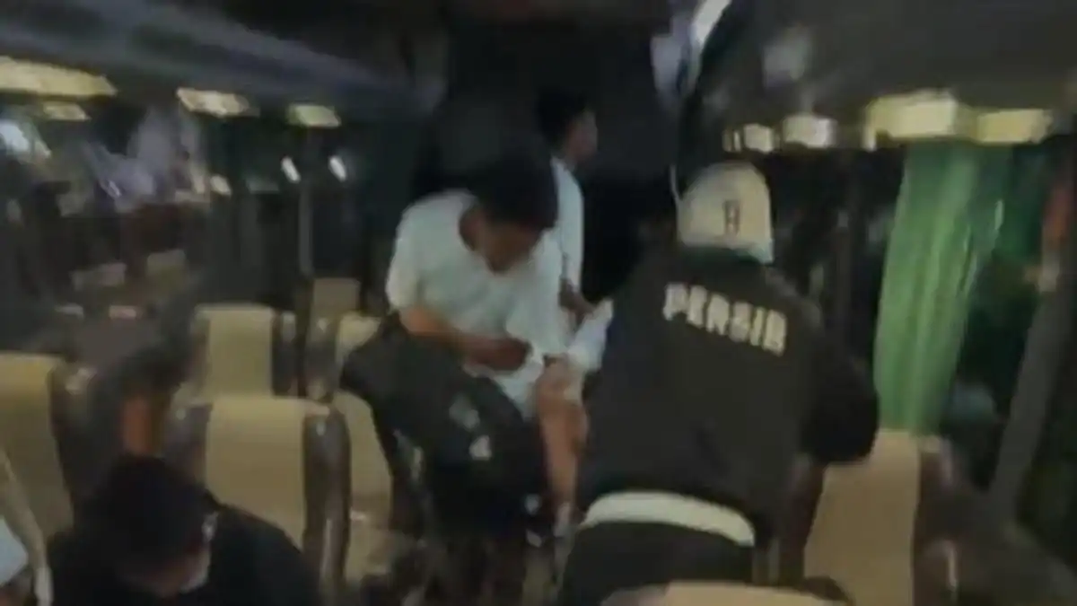 Insiden di Rest Area Batang, Rombongan Persib U-18 Jadi Korban Penyerangan dan Penjarahan Insiden di Rest Area Batang, Rombongan Persib U-18 Jadi Korban Penyerangan dan Penjarahan