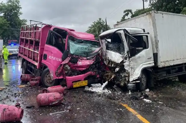 Truk Bermuatan Elpiji Bertabrakan di Kubu Raya, Satu Orang Meninggal Truk Bermuatan Elpiji Bertabrakan di Kubu Raya, Satu Orang Meninggal