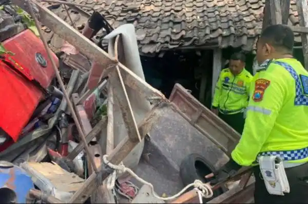 Truk Boks Kehilangan Kendali di Jalur Pantura Tuban, Dua Pengendara Luka Berat Truk Boks Kehilangan Kendali di Jalur Pantura Tuban, Dua Pengendara Luka Berat