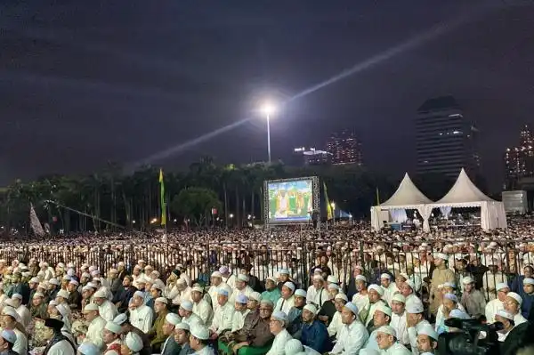Tablig Akbar Majelis Rasulullah Memadati Monas, Kehadiran Habib Umar Disambut Jemaah Tablig Akbar Majelis Rasulullah Memadati Monas, Kehadiran Habib Umar Disambut Jemaah