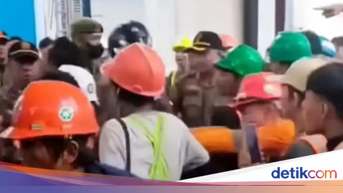 Polisi Menangani Kekerasan terhadap Petugas Satpol PP Seusai Penertiban di Bulungan Polisi Menangani Kekerasan terhadap Petugas Satpol PP Seusai Penertiban di Bulungan