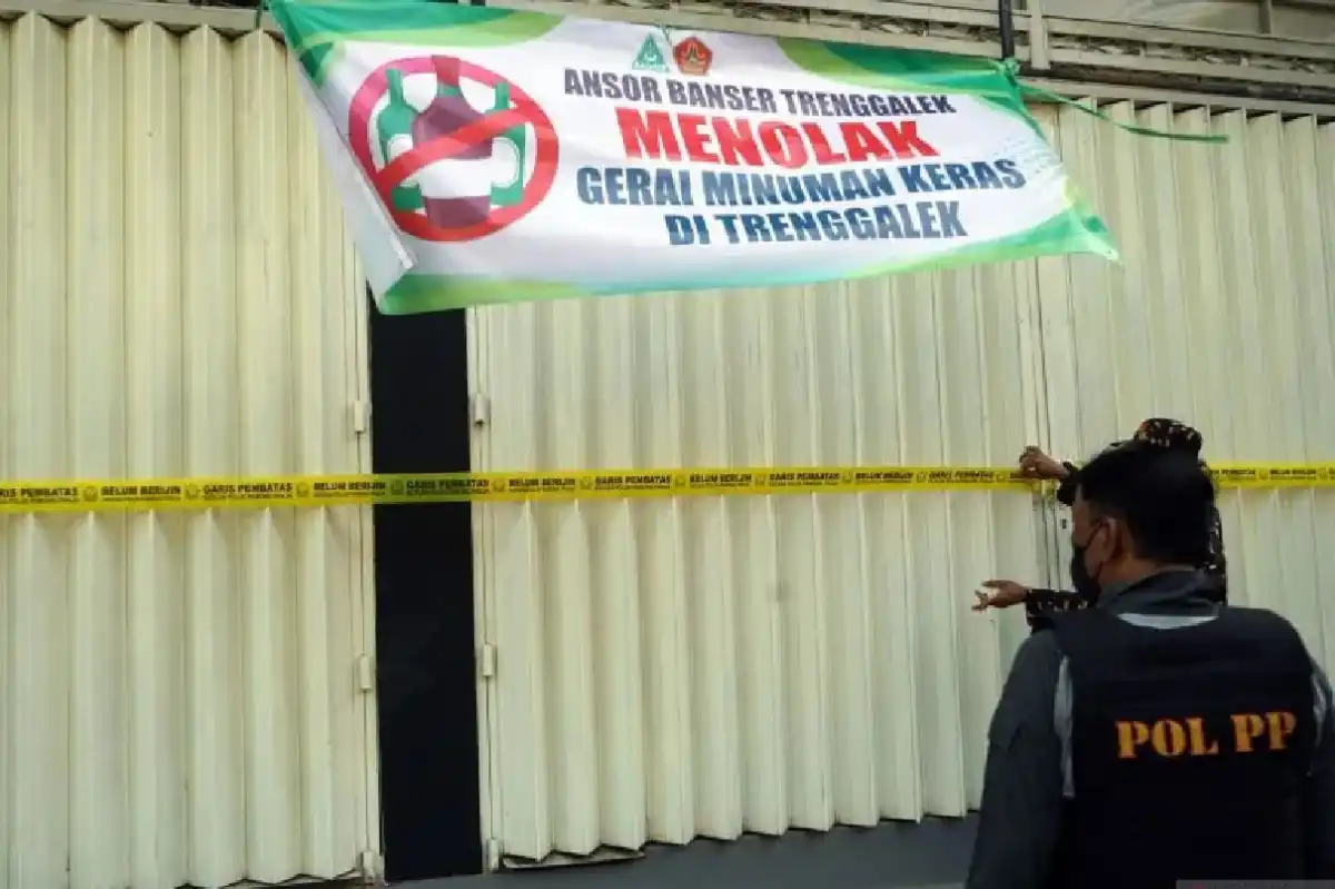 Gerai Minuman Beralkohol Sari Jaya di Trenggalek Disegel karena Dokumen Izin Belum Ditunjukkan