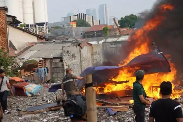Penggerebekan Kampung Boncos Kembali Digelar, Empat Pria Diamankan dan Enam Lapak Dibongkar Penggerebekan Kampung Boncos Kembali Digelar, Empat Pria Diamankan dan Enam Lapak Dibongkar