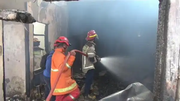 Kebakaran Gudang Dekorasi Pernikahan di Purwakarta Picu Kepanikan Warga Kebakaran Gudang Dekorasi Pernikahan di Purwakarta Picu Kepanikan Warga