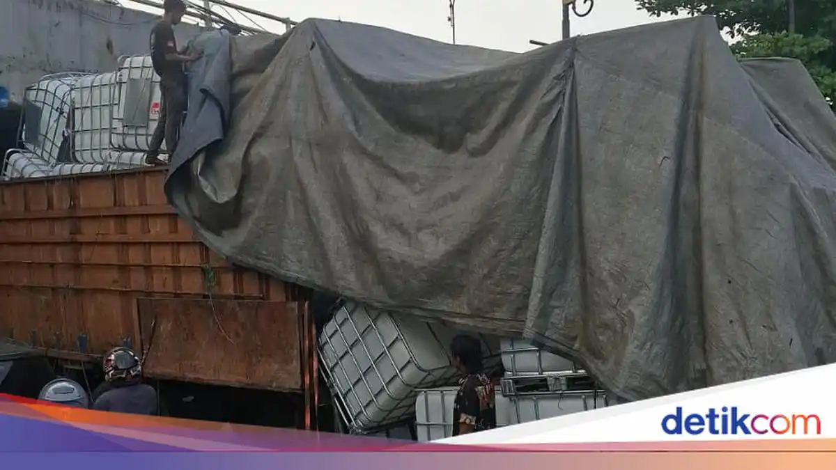 Truk Kembali Tersangkut di Kolong Tol Sentul, Arus Lalu Lintas Sempat Tersendat