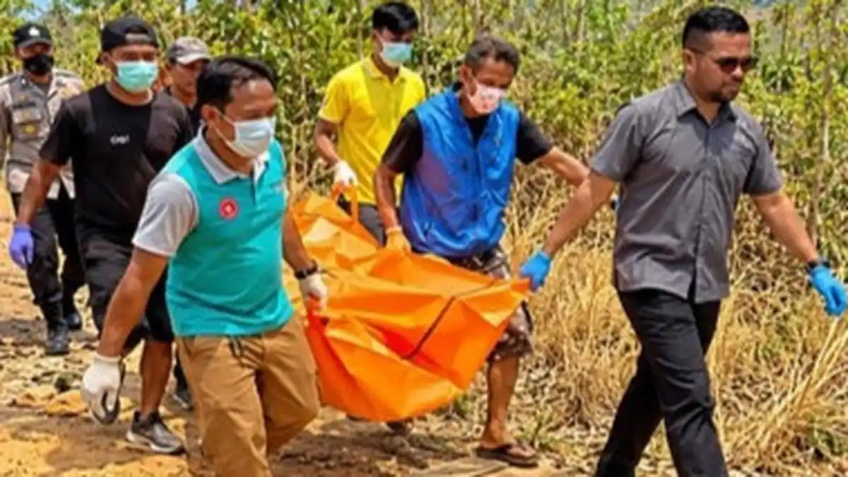 Evakuasi Dramatis Jasad Perempuan Tanpa Identitas dari Lereng Kebun Jati Sukabumi Evakuasi Dramatis Jasad Perempuan Tanpa Identitas dari Lereng Kebun Jati Sukabumi