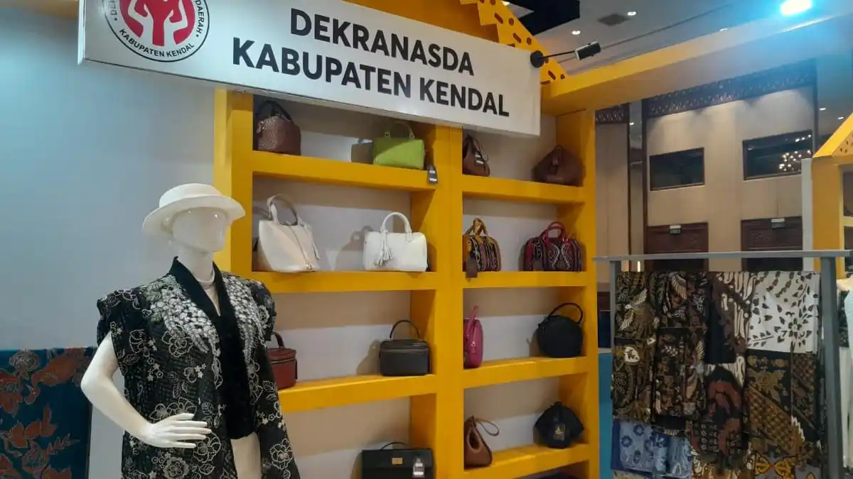 Dari Penggembala hingga Ibu Rumah Tangga: Kisah UMKM Kendal Menghasilkan Tas Kulit Eksklusif